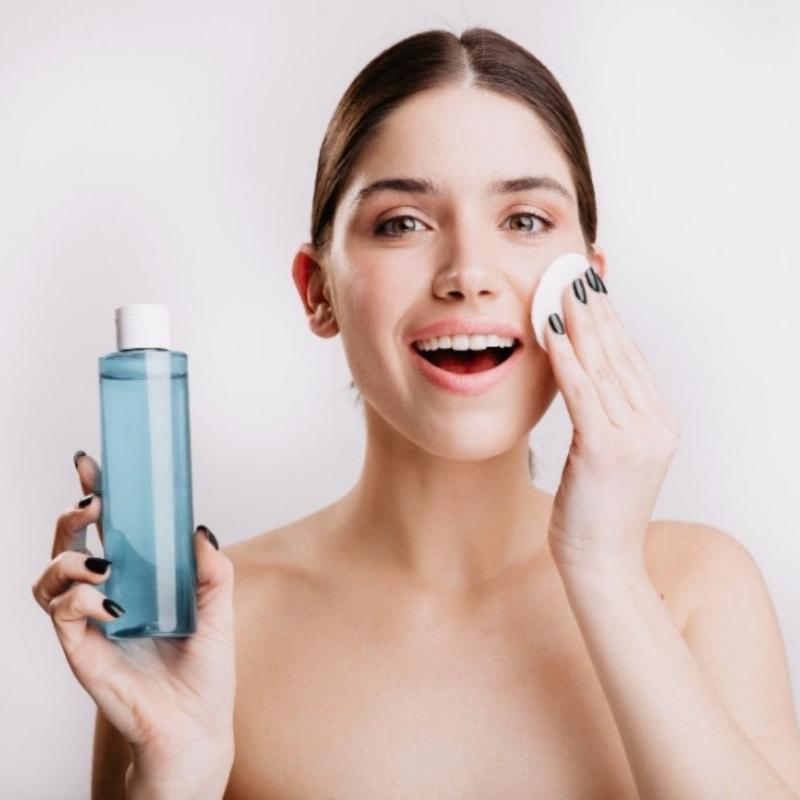 Đối tượng nam giới phù hợp để sử dụng sữa rửa mặt SK-II, bao gồm người da dầu, da mụn, da nhạy cảm và người muốn làm sạch sâu